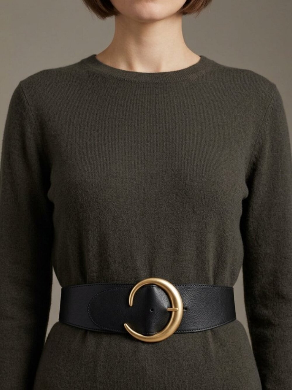 Trendy Donna Karan black belt with gold-tone buckle, Size M.